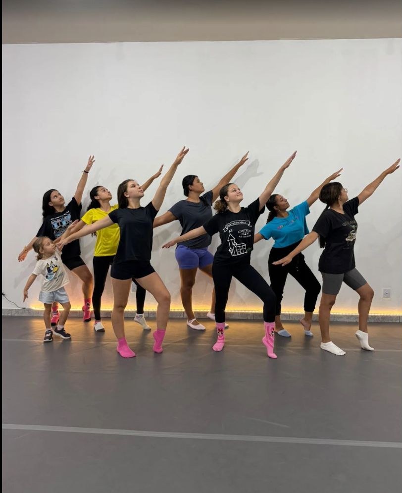 Alunas da KAEC em pose de dança na sala de aula