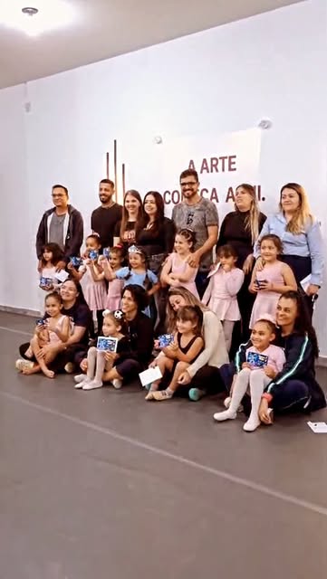 Alunos, famílias e equipe reunidos na escola KAEC